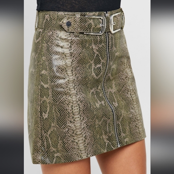 TOPSHOP-  Snakeskin Faux Leather Mini Skirt-8 - Picture 2 of 13